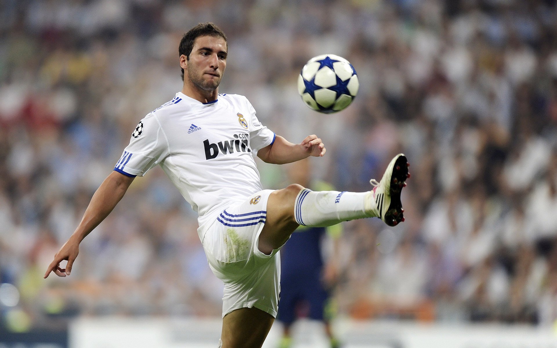 阿利松在对阵阿森纳的比赛中扑出关键点球,阿利松穿过几号球衣